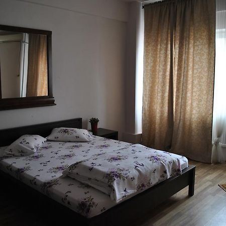 Vogue Hostel Bucarest Esterno foto