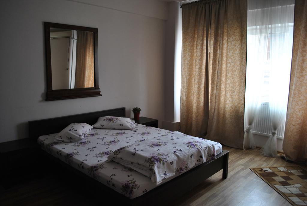 Vogue Hostel Bucarest Esterno foto