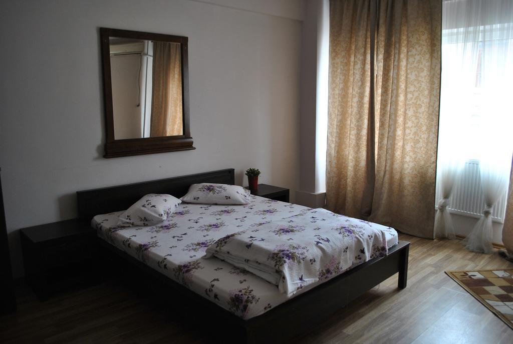 Vogue Hostel Bucarest Esterno foto