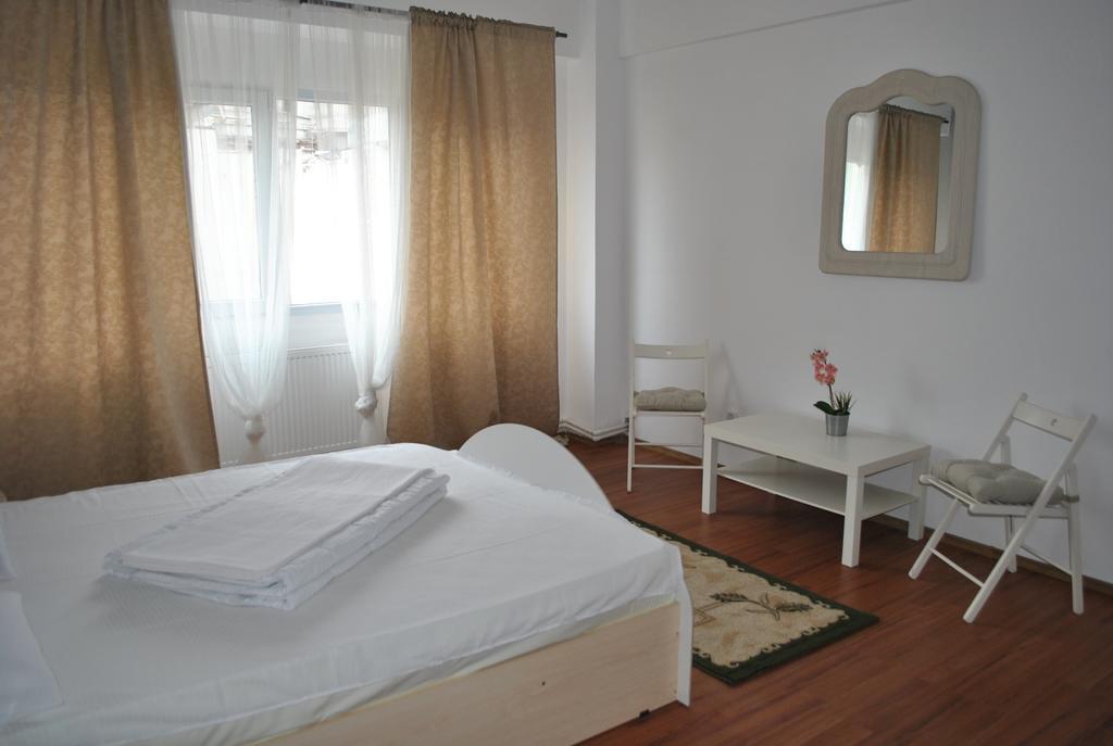 Vogue Hostel Bucarest Esterno foto