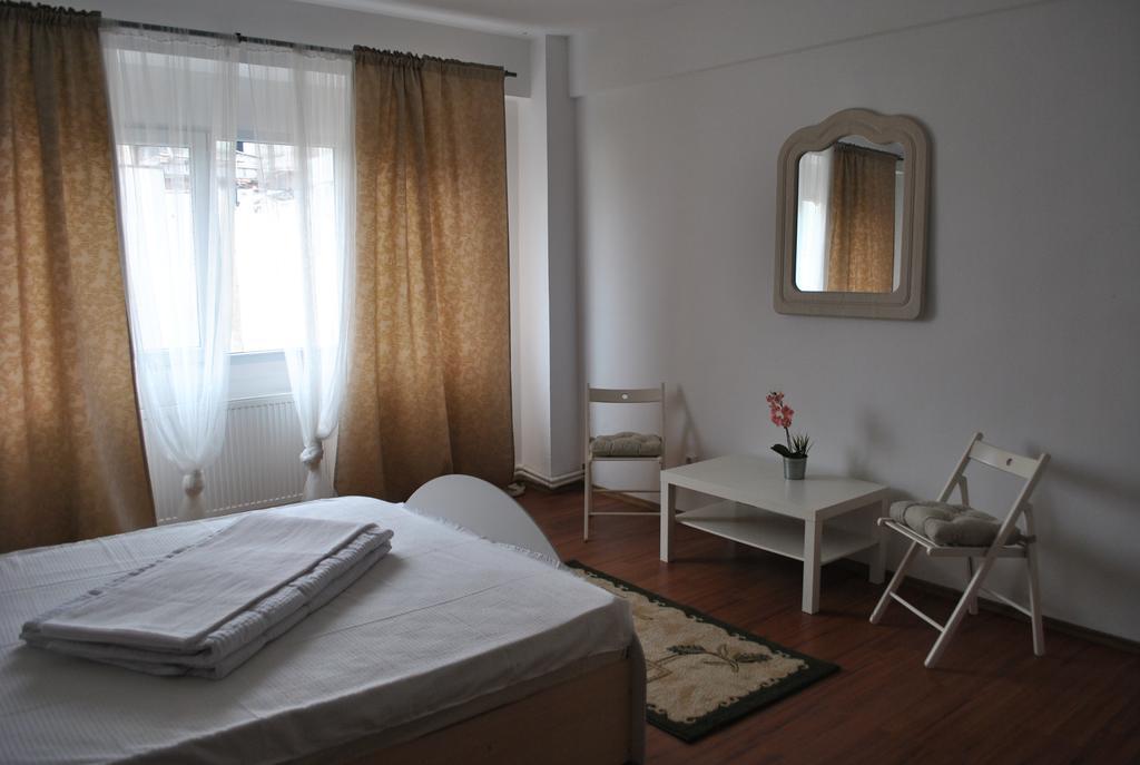Vogue Hostel Bucarest Esterno foto