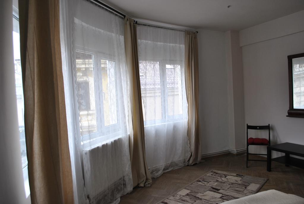 Vogue Hostel Bucarest Esterno foto