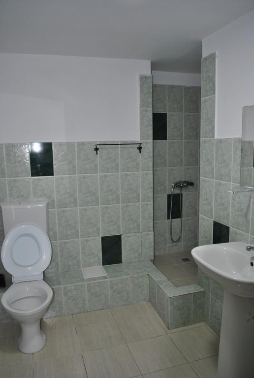 Vogue Hostel Bucarest Esterno foto