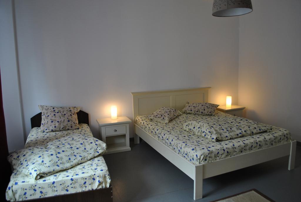 Vogue Hostel Bucarest Esterno foto