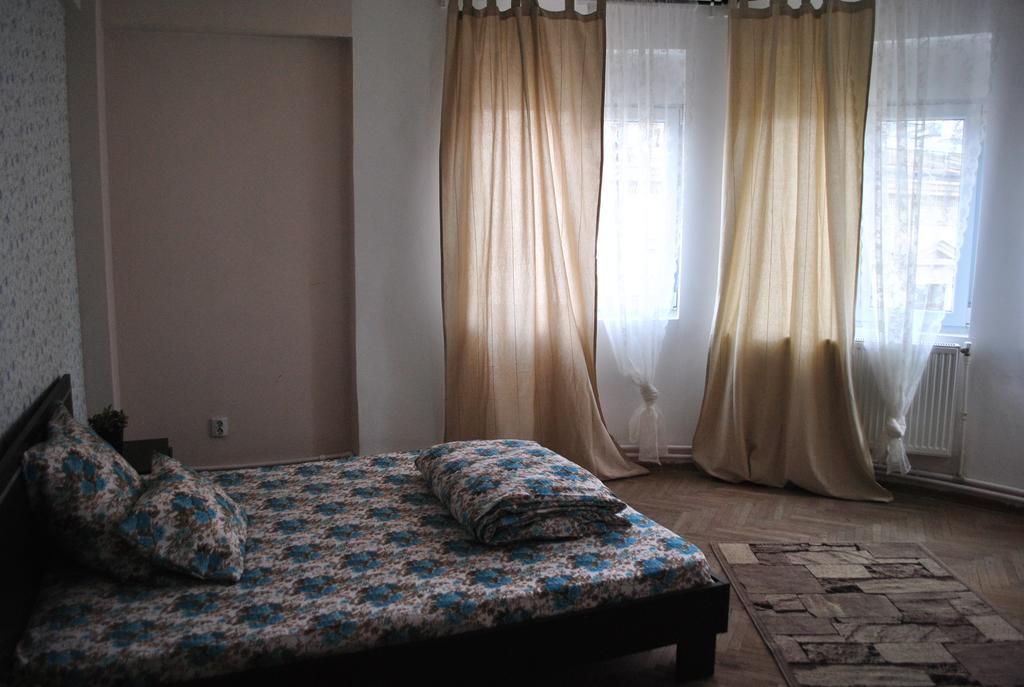 Vogue Hostel Bucarest Esterno foto