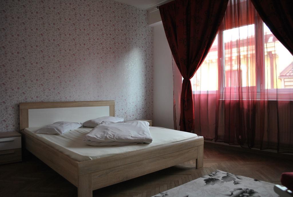 Vogue Hostel Bucarest Esterno foto