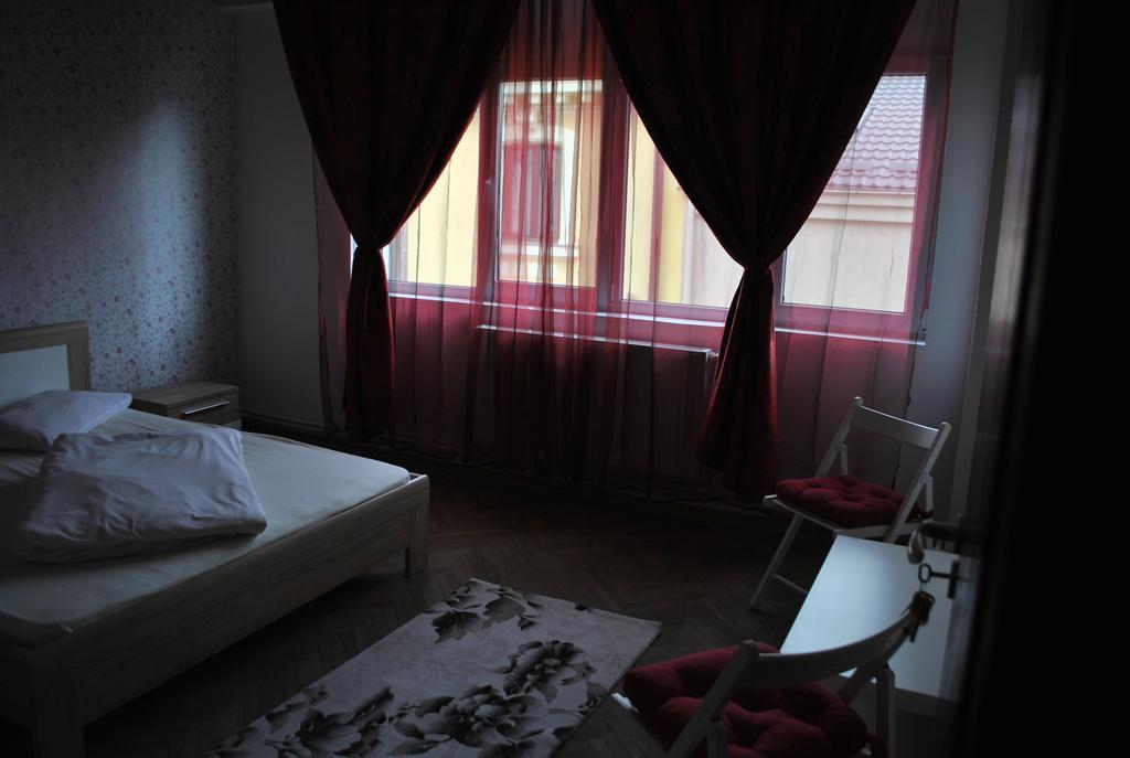 Vogue Hostel Bucarest Esterno foto