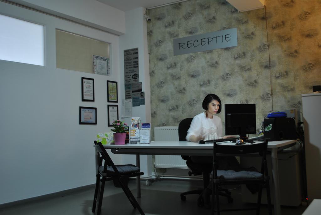 Vogue Hostel Bucarest Esterno foto