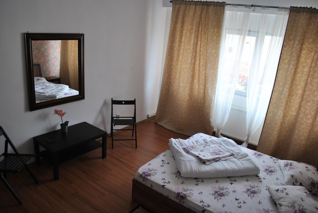 Vogue Hostel Bucarest Esterno foto