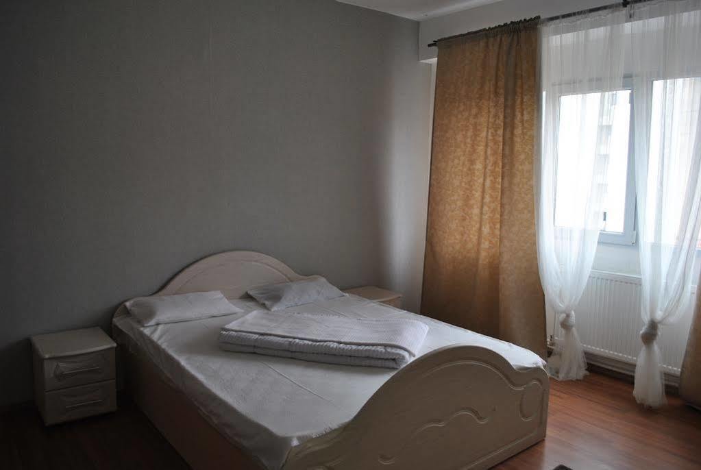 Vogue Hostel Bucarest Esterno foto